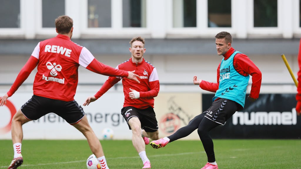 Rasmus Carstensen spielt im Training des 1. FC Köln einen Pass.&nbsp;