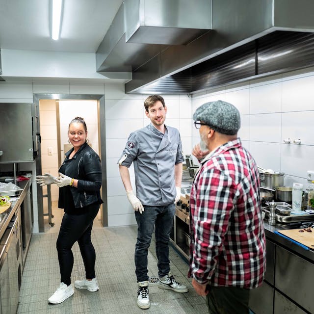 Das Bild zeigt Tanja Milden, Jan-Frederic Baumbach und Johannes Bernd Moers in der Küche des Brauhauses.