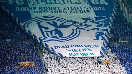Schalkes Fans entrollen ein großes Transparent.
