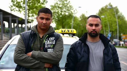 Yasin Smail (links) und Cengiz Karaman (rechts) leiden in Siegburg unter der Uber-Konkurrenz.
