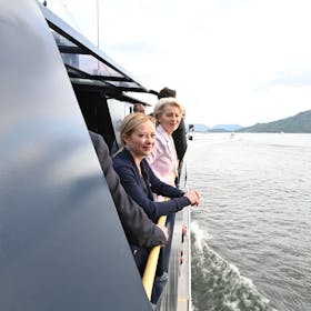 Giorgia Meloni (links) und Ursula von der Leyen stehen auf einem Schiff.