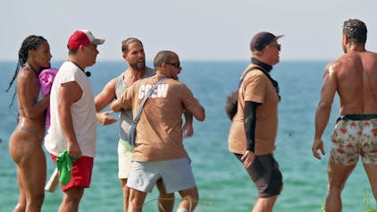 In Folge 4 von „Kampf der Realitystars“ wurde es hitzig. Fast kam's am Strand zur Schlägerei. (Bild: RTLZWEI)
