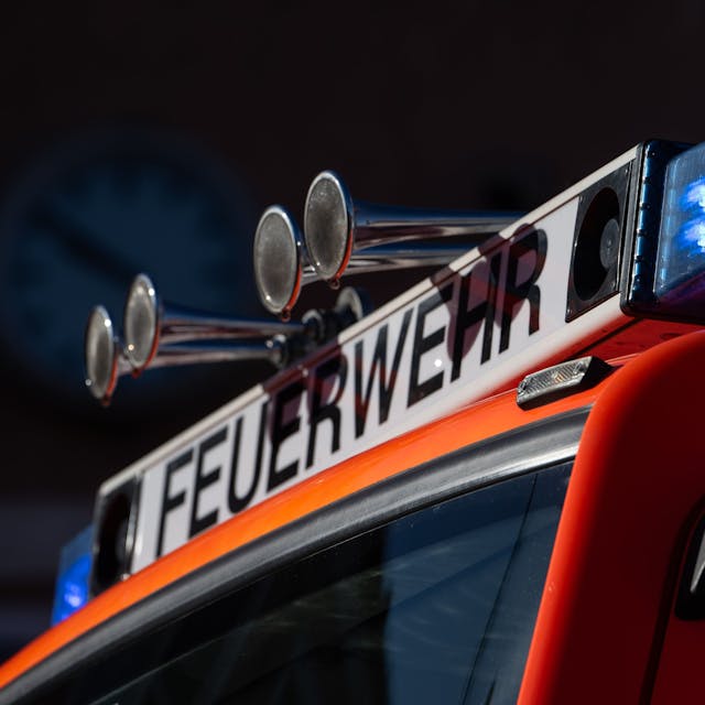 Blaulicht leuchtet auf einem Feuerwehrwagen. (Symbolfoto)
