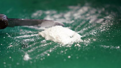 Ein Pressesprecher des Zolls präsentiert einen kleinen Teil eines sichergestellten Kokainfundes, hier im Februar 2022.