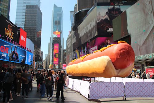 USA, New York: Die Hotdog-Skulptur "Hot Dog in the City" des Künstler-Duos Jen Catron und Paul Outlaw.&nbsp;