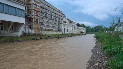 Nach heftigen Regenfällen führt die Ahr nahe dem Kurhaus am 2. Mai leichtes Hochwasser. Es gab weder Verletzte noch Menschen-Rettungen.