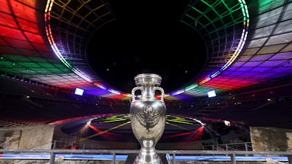 Der Siegerpokal der Fußball-Europameisterschaft 2024 steht im Olympiastadion in Berlin.
