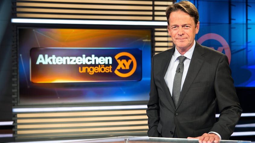 ZDF-Moderator Rudi Cerne im Studio der Sendung „Aktenzeichen XY ... ungelöst“