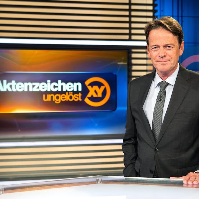 ZDF-Moderator Rudi Cerne im Studio der Sendung „Aktenzeichen XY ... ungelöst“