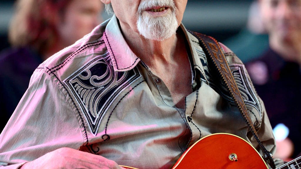 Der Musiker Duane Eddy tritt an Tag 3 des Stagecoach 2014 auf der Bühne auf: California's Country Music Festival im Empire Polo Club am 27. April 2014 in Indio, Kalifornien.