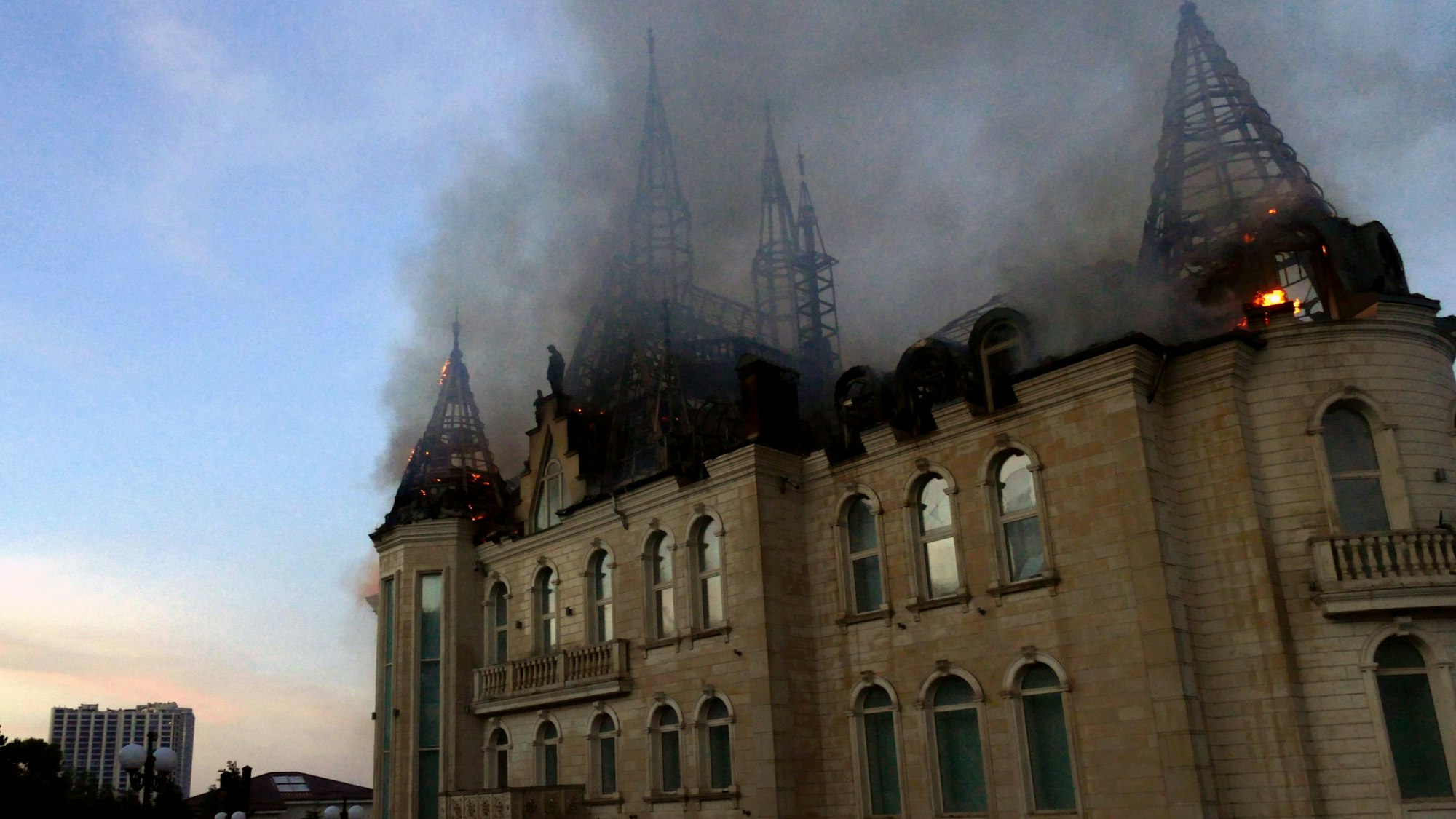 Ein Gebäude der Rechtsakademie von Odessa brennt nach einem russischen Raketenangriff.