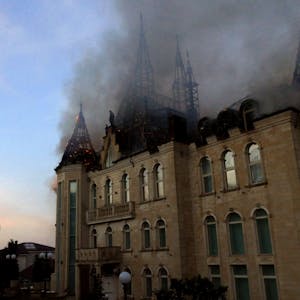 Ein Gebäude der Rechtsakademie von Odessa brennt nach einem russischen Raketenangriff.