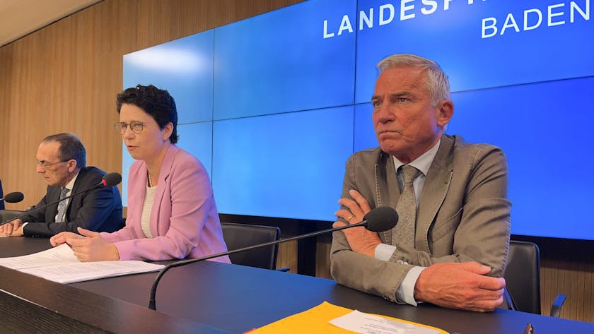 Marion Gentges (CDU), Ministerin der Justiz und für Migration in Baden-Württemberg, und Thomas Strobl (CDU, r), Innenminister von Baden-Württemberg, nehmen an einer Pressekonferenz teil.