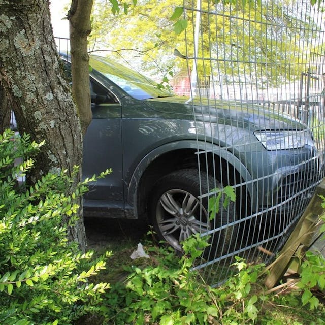 Pkw (Audi) fährt durch den Zaun der Kindertagesstätte