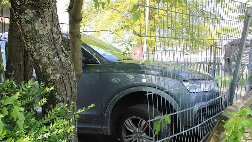 Pkw (Audi) fährt durch den Zaun der Kindertagesstätte