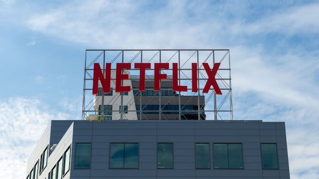 Das Logo von Netflix ist auf einem Gebäude des Videostreaming-Anbieters zu sehen.