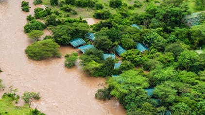 Luftaufnahme des überfluteten Maasai Mara Nationalreservats, in dem Dutzende von Touristinnen und Touristen gestrandet sind.