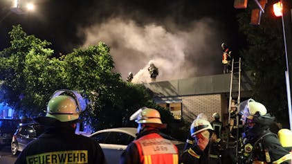 Wenn sich das Feuer beim Unkrautjäten mit dem Gasflämmer unbemerkt ausbreitet können ganze Wohnhäuser und die der Nachbarn in Mitleidenschaft gezogen werden.