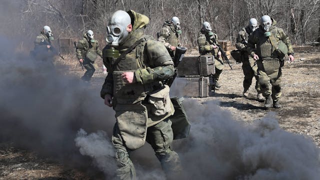 Russische Soldaten tragen bei einer Gefechtsübung Gasmasken. (Symbolbild) Die USA haben in einem Bericht des Außenministeriums die Überzeugung geäußert, dass Russland gegen ukrainische Soldaten Chemiewaffen eingesetzt habe.
