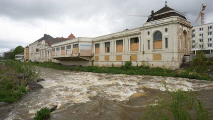 Das Kurhaus in Bad Neuenahr ist Mitte April 2024 nach der Flutkatastrophe noch immer schwer beschädigt.