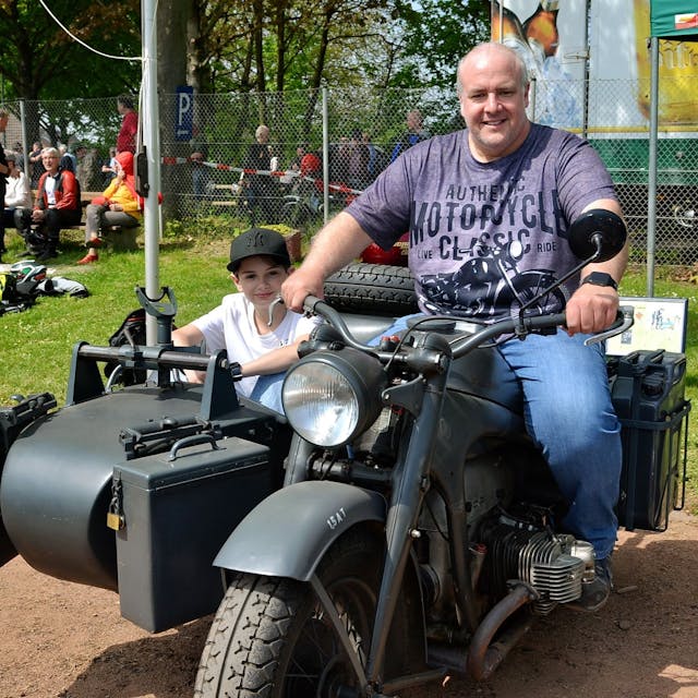 Ralf Stoiber sitzt auf dem Motorrad, Sohn Phillip ist sein Sozius.