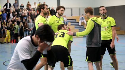 Geplatzter Aufstiegstraum: Die Spieler des 1. FC Spich hadern, Trainer Tobias Szemkus tröstet.