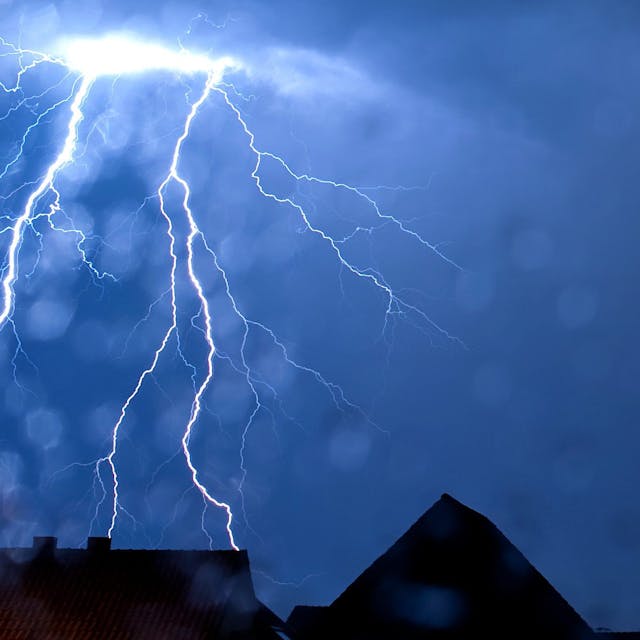 Ein Blitz schlägt während eines Gewitters ein.