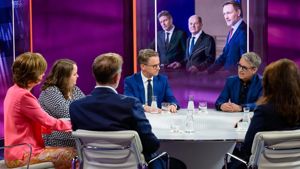 Bei Maybrit Illner (links) diskutierte die Runde zur Frage: „Verhindert die Ampel den Aufschwung?“ (Bild: ZDF / Svea Pietschmann)