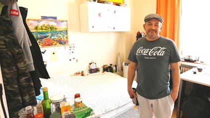 Christian Semerao steht in seinem Zimmer in der Notschlafstelle der Drogenhilfe in Nippes.&nbsp;