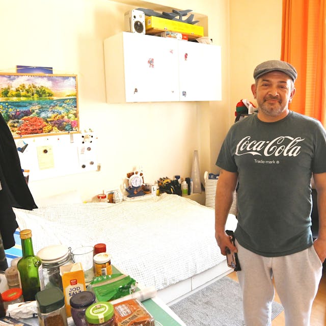 Christian Semerao steht in seinem Zimmer in der Notschlafstelle der Drogenhilfe in Nippes.&nbsp;