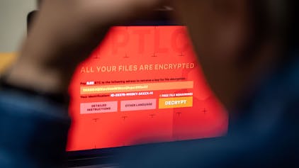 Ein Laptop ist durch einen Cyberangriff verschlüsselt worden. Aus den Mail-Postfächern der SPD wurden durch russische Hacker offenbar während eines Angriffs Daten entwendet. (Symbolbild)
