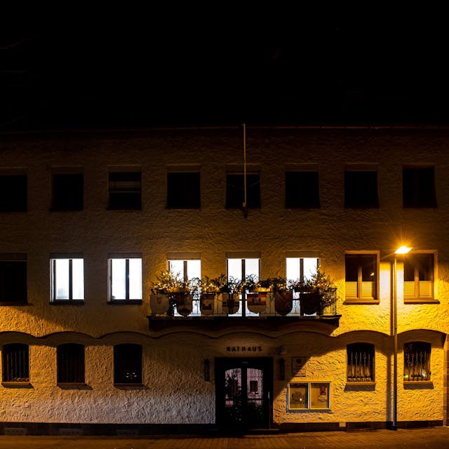Das Zülpicher Rathaus beleuchtet in abendlicher Dunkelheit.
