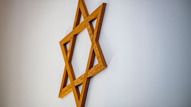 NRW: Ein Davidstern hängt an einer Wand im Gebetsraum der Neuen Synagoge. (Symbolbild)