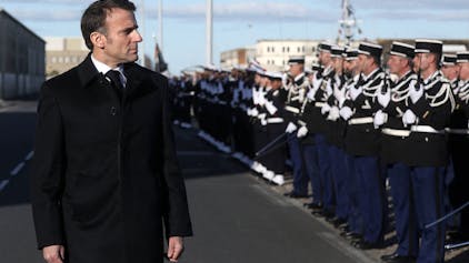 Emmanuel bei einem Besuch eines französischen Marinestützpunktes in Cherbourg. Der französische Präsident hat zwei Gründe für eine mögliche Entsendung von Truppen in die Ukraine benannt. (Archivbild)