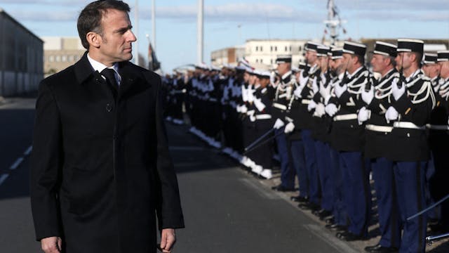 Emmanuel bei einem Besuch eines französischen Marinestützpunktes in Cherbourg. Der französische Präsident hat zwei Gründe für eine mögliche Entsendung von Truppen in die Ukraine benannt. (Archivbild)
