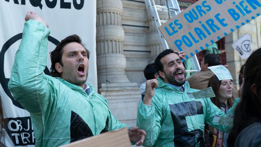 Ehe sie sich versehen, stehen die Schwindler Albert (Pio Marmai, links) und Bruno (Jonathan Cohen) mit Klimaaktivisten auf der Straße. (Bild: Leonine/Carole Bethuel)