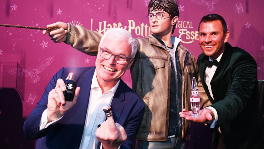 Die Kölner Kreateure Guido Schmitt (li.) und Daniel de Sain haben am Donnerstag (2. Mai) ihre Harry Potter-Parfums im „Odysseum“ vorgestellt.