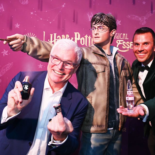 Die Kölner Kreateure Guido Schmitt (li.) und Daniel de Sain haben am Donnerstag (2. Mai) ihre Harry Potter-Parfums im „Odysseum“ vorgestellt.