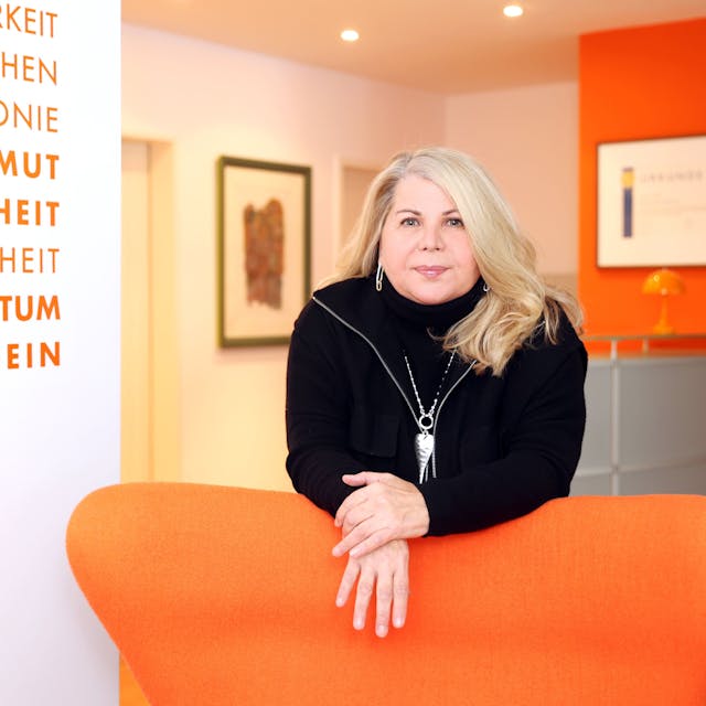 Simone Janssen betreibt seit mehr als 30 Jahren mit der „Wir 2 Partnertreff“  eine Partnervermittlung im Kölner Raum.



