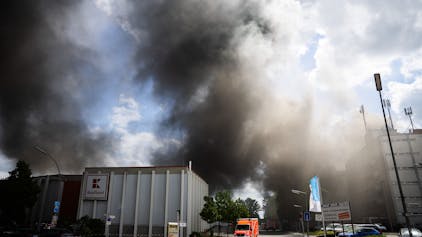 Dunkler Rauch steigt bei einem Brand in Berlin-Lichterfelde auf.