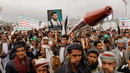 Die Huthi-Anhänger halten ein Plakat des Huthi-Führers Abdul-Malik Badruldeen al-Huthi. (Archivbild)