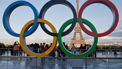 Die Olympischen Ringe vor dem Eifelturm in Paris.&nbsp;