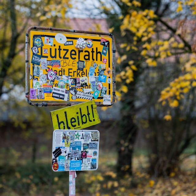 Das Ortsschild von Lützerath im Protestcamp von Umweltaktivisten vor der Räumung.