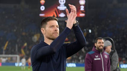 Leverkusens Cheftrainer Xabi Alonso applaudiert den Fans nach dem Halbfinal-Hinspiel der Europa League zwischen AS Rom und Bayer Leverkusen im Olympiastadion in Rom.