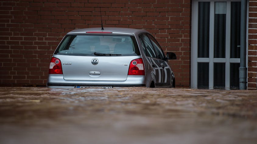 Ein Auto steht im Hochwasser
