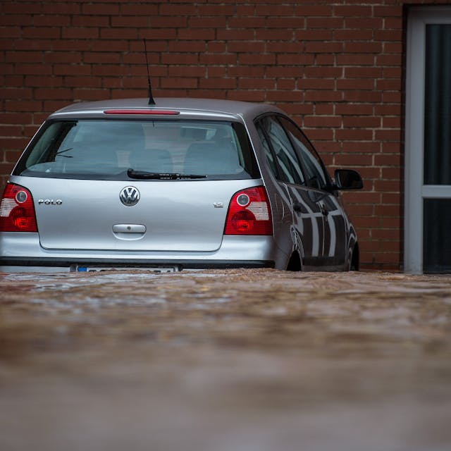 Ein Auto steht im Hochwasser
