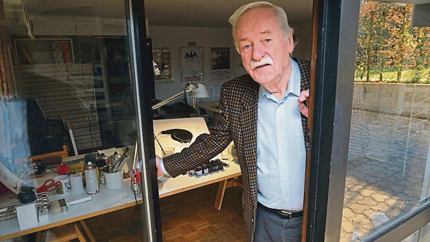 Walter Hanel in seinem Atelier in seiner Bergisch Gladbacher Wohnung.