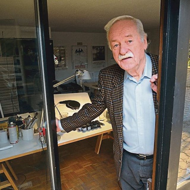 Walter Hanel in seinem Atelier in seiner Bergisch Gladbacher Wohnung.