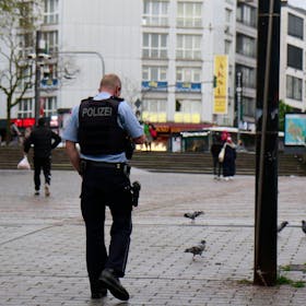 Inspektionsleiter Stefan Bauerkamp von der Polizei Köln geht über den Wiener Platz.&nbsp;