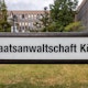 Ein Schild mit der Aufschrift: „Staatsanwaltschaft Köln“ steht vor dem Gebäude der Staatsanwaltschaft Köln. Im Zuge der Meineid-Ermittlungen gegen Kardinal Rainer Maria Woelki sind am Dienstagmorgen Gebäude des Erzbistums Köln durchsucht worden. +++ dpa-Bildfunk +++